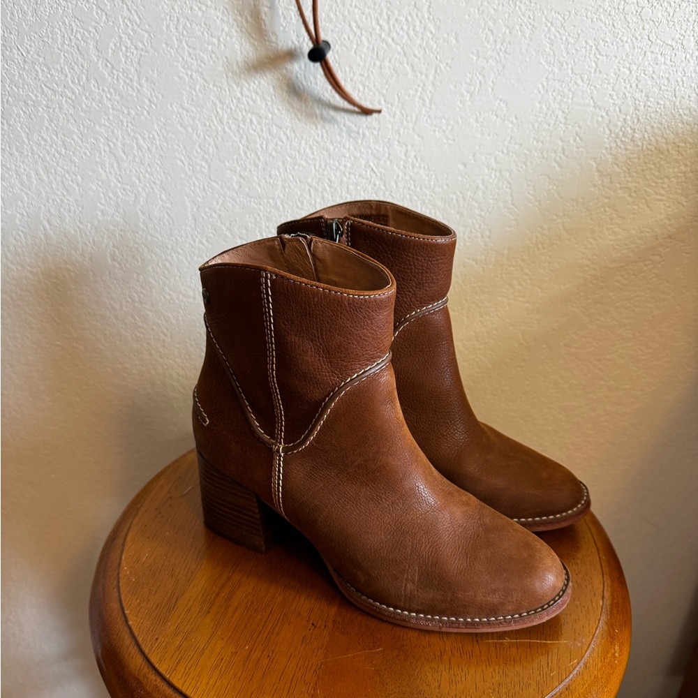 Ugg boots leather EUC LIKE NEW women’s size 8